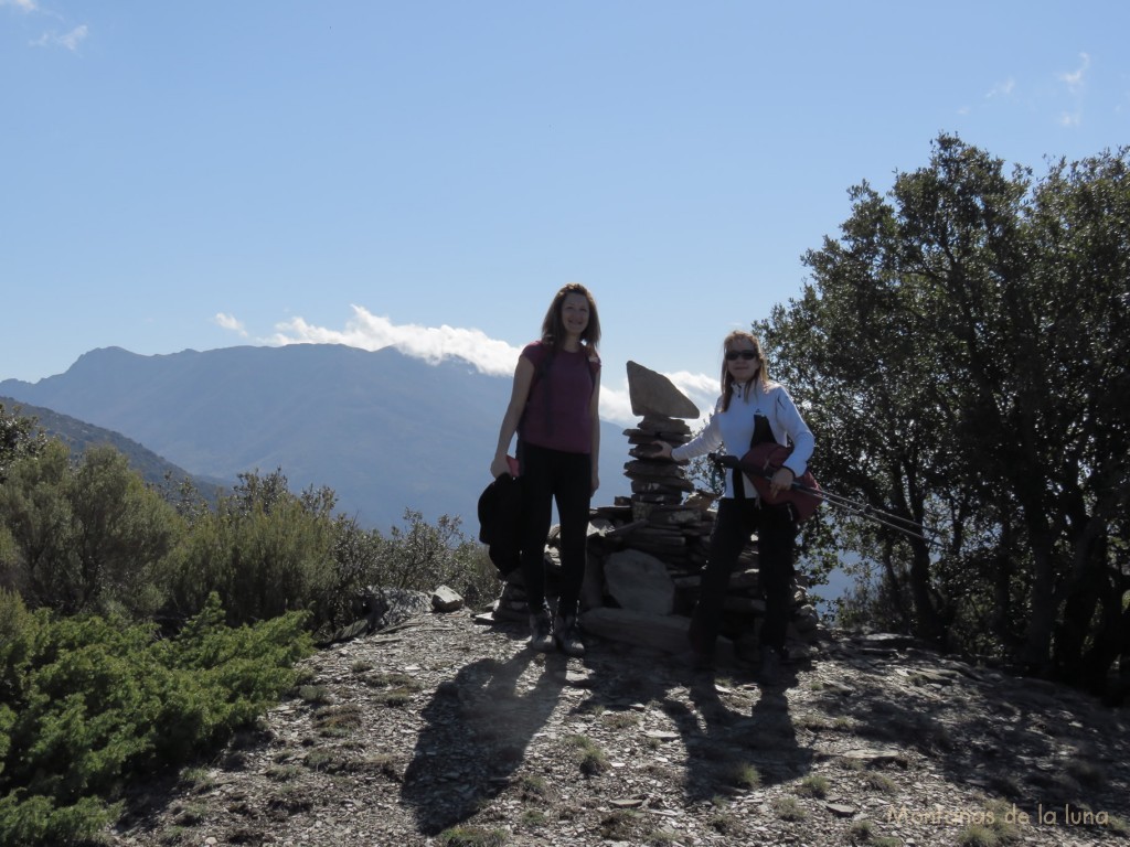 Lourdes y Anna en la cima de El Cucurull, 1.241 mts., detrás Les Agudes y nublado el Turó de l'Home